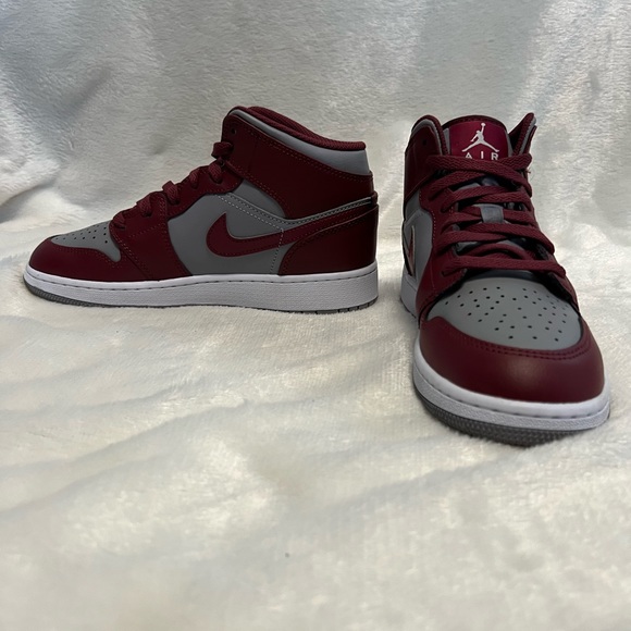 Jordan 1 Mid - Cherrywood Red/White/Cement Grey - Size: 5Y (Youth) / 7 Women’s - Picture 6 of 7